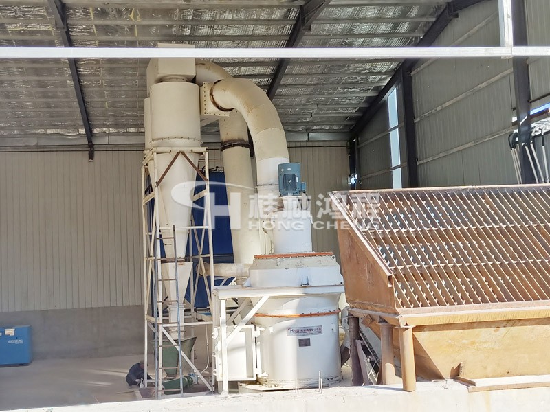 內蒙古某膨潤土磨粉機HC1500擺式磨粉機磨粉機現(xiàn)場