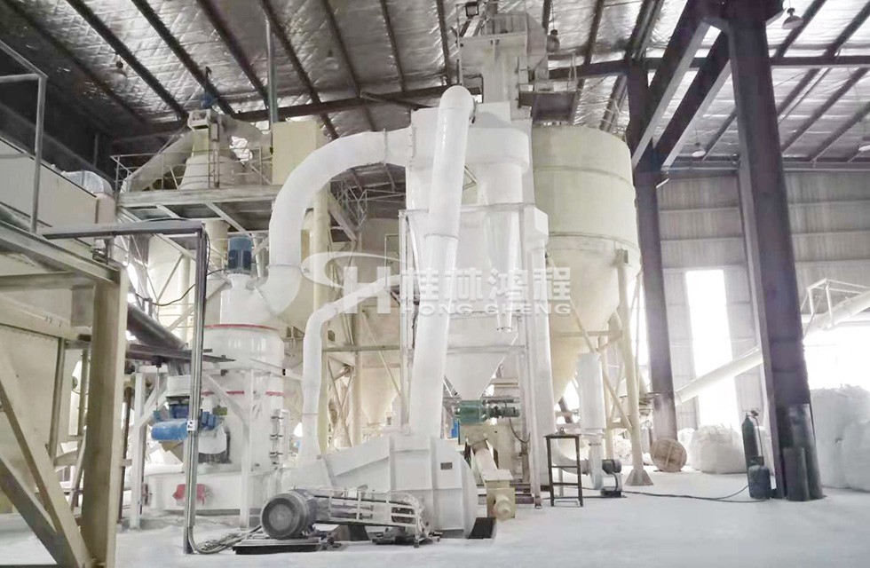 1545013078946903.jpg 桂林鴻程氧化鈣磨粉設(shè)備325目時(shí)產(chǎn)4噸江蘇雷蒙磨粉機(jī)生產(chǎn)線客戶現(xiàn)場圖