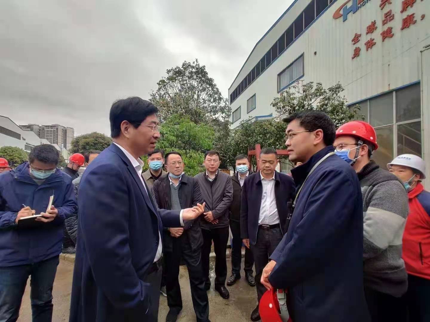 桂林市委書記周家斌書記，鐘洪常務(wù)副市長等市委市政府，區(qū)委區(qū)政府領(lǐng)導(dǎo)一行開年第一站來到廣西桂林鴻程機(jī)械廠指導(dǎo)慰問