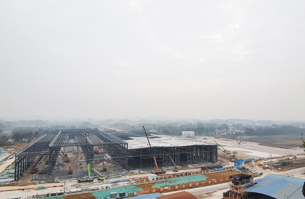 桂林鴻程礦山投資兩江寶山工程進(jìn)度，2022年1月4日桂林鴻程礦山機(jī)械寶山工業(yè)園車間封頂大吉。