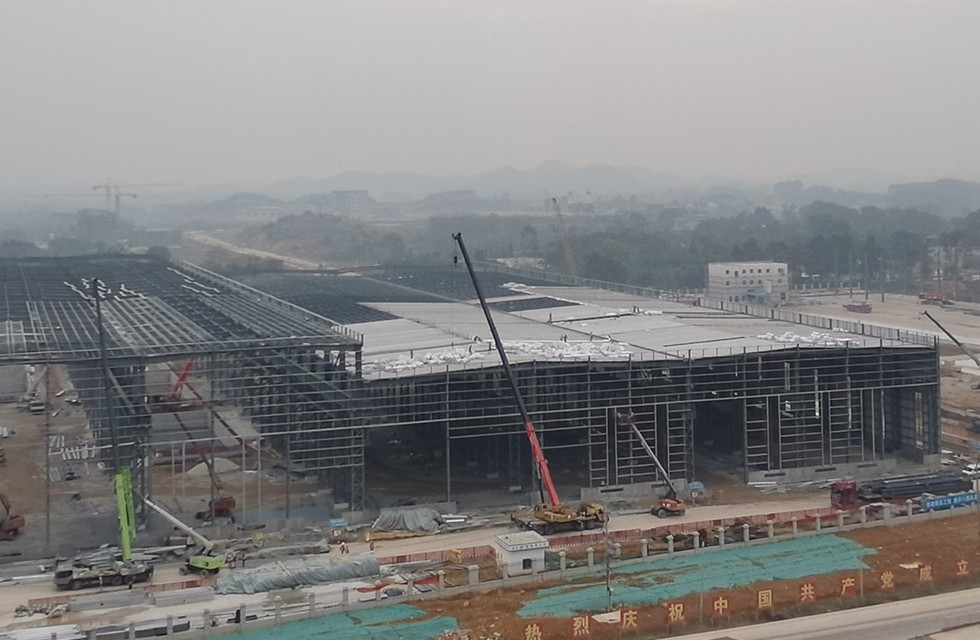 桂林鴻程礦山投資兩江寶山工程進(jìn)度，2022年1月4日桂林鴻程礦山機(jī)械寶山工業(yè)園車間封頂大吉。